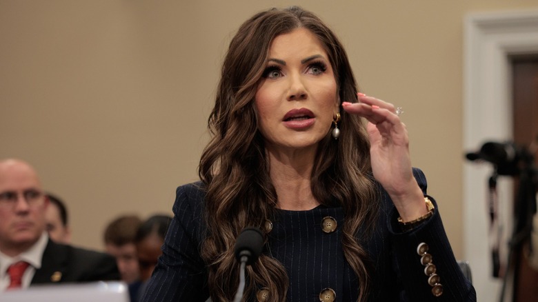 Kristi Noem avec de longs cheveux brunes