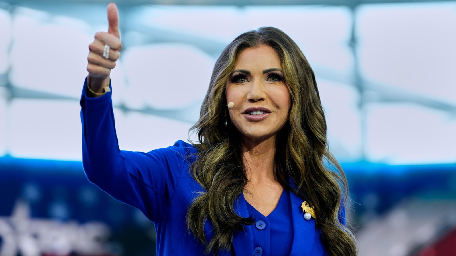 Kristi Noem est pratiquement méconnaissable dans les clichés de retour de son mariage