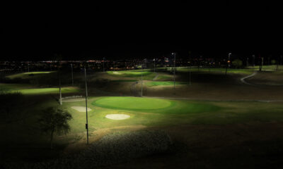 Le parcours de golf de la nuit majestueuse de l'Arizona vous permet de battre la chaleur et de vous balancer sous les étoiles