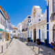 L'une des meilleures villes de surf d'Europe est un joyau historique au Portugal avec de magnifiques plages