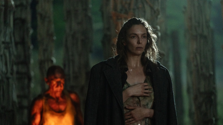 Le Dr Ian Kelson se tient derrière Isla dans 28 ans plus tard