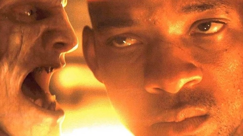 Will Smith en tant que Robert Neville endure calmement un vampire / zombie dénudé par les dents à quelques centimètres de moi dans I Am Legend