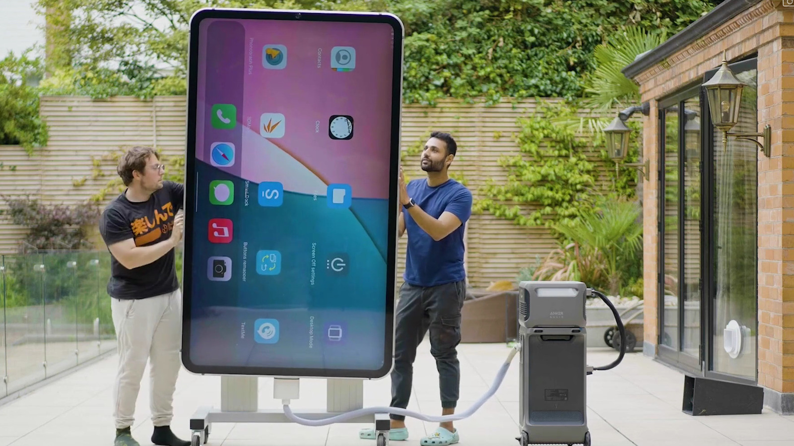 C'est le plus grand iPhone du monde (et il a une lampe de poche de 400 watts)