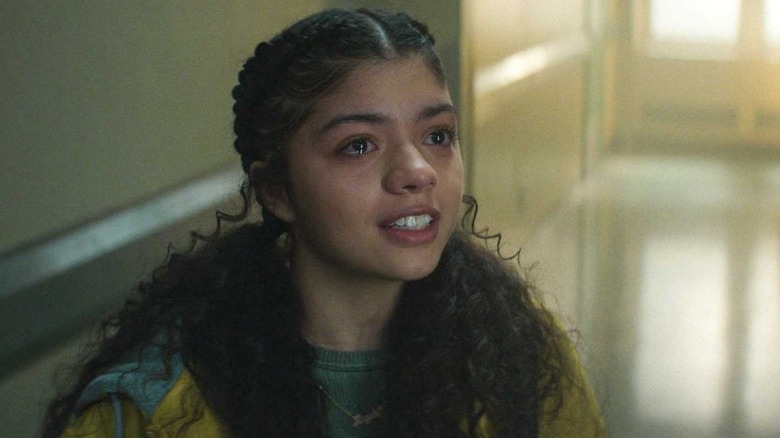 Camila Rodriguez comme Angela del Toro retient les larmes tout en parlant à Matt Murdock de Charlie Cox à Daredevil: Born Again