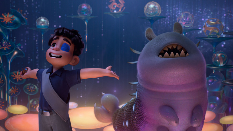 Yonas Kibreab comme la voix d'Elio et de Remy de façon éduisée comme son ami extraterrestre Glordon regardant leur environnement cosmique avec admiration dans Elio