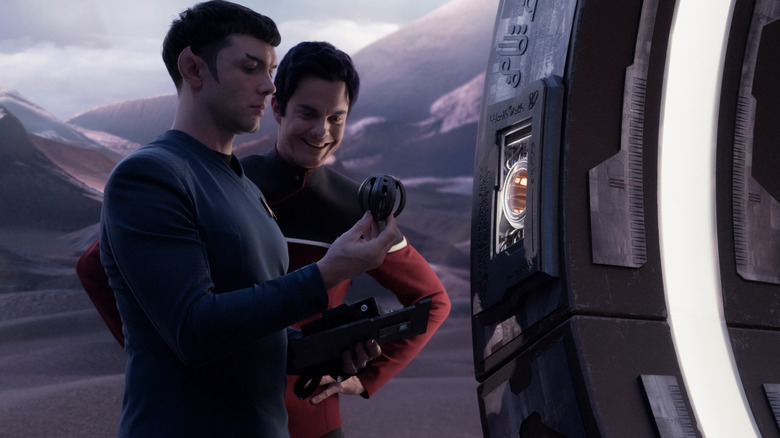 Ethan Peck comme Spock ignorant les bouffonneries de Jack Quaid comme Boimler dans des mondes étranges