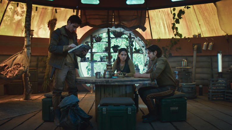 Muhannad Bhaier comme Wilmon Paak, Adria Arjona en tant que Bix Caleen et Diego Luna en tant que Cassian Andor se sont rassemblés autour d'une table dans Andor Saison 2