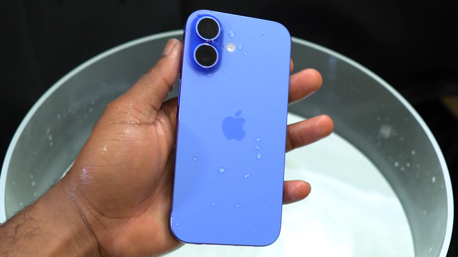 L'iPhone 16 est-il étanche? Voici combien de temps pourrait durer sous-marin