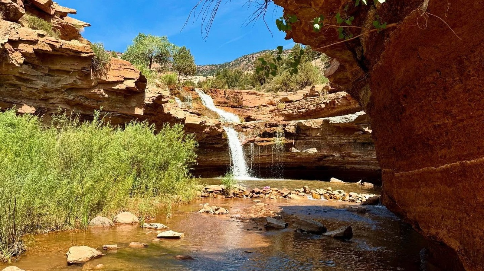 L'un des meilleurs trous de natation de l'Utah est une cascade naturelle à couper le souffle rouge naturel