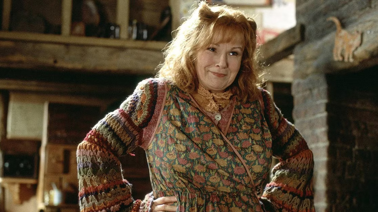 Molly Weasley souriant les mains sur ses hanches à Harry Potter et la chambre des secrets