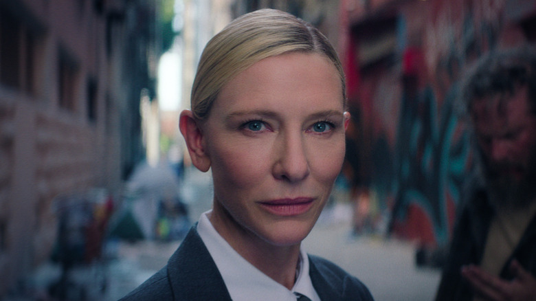 Le recruteur de Cate Blanchett en regardant l'homme avant