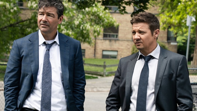 Mitch de Kyle Chandler et Mike McClusky de Jeremy Renner portant des costumes sur le maire de Kingstown