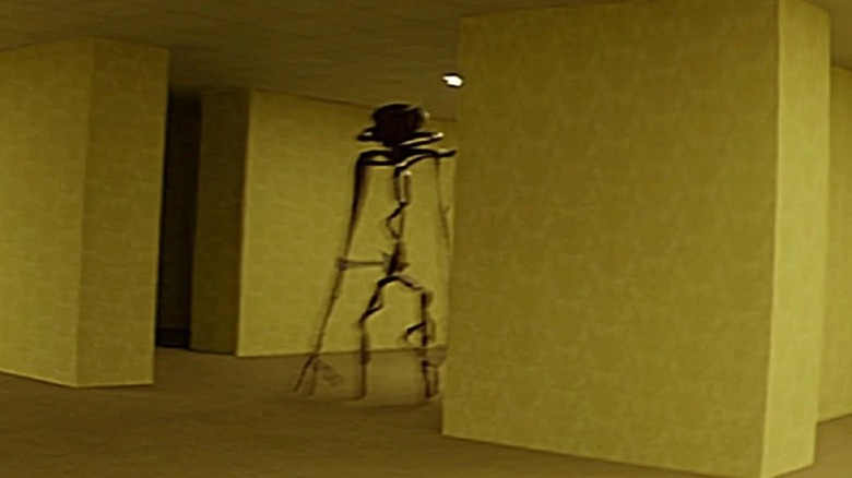 Une figure mystérieuse semblable à un bâton debout dans les coulisses