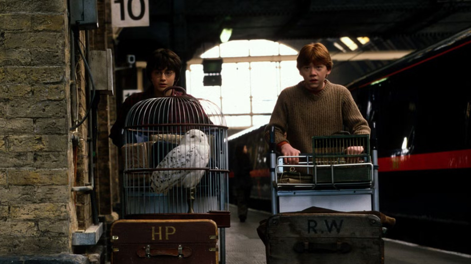 Les séries télévisées de Harry Potter HBO se définissent les photos d'offre d'abord de la plate-forme 9¾