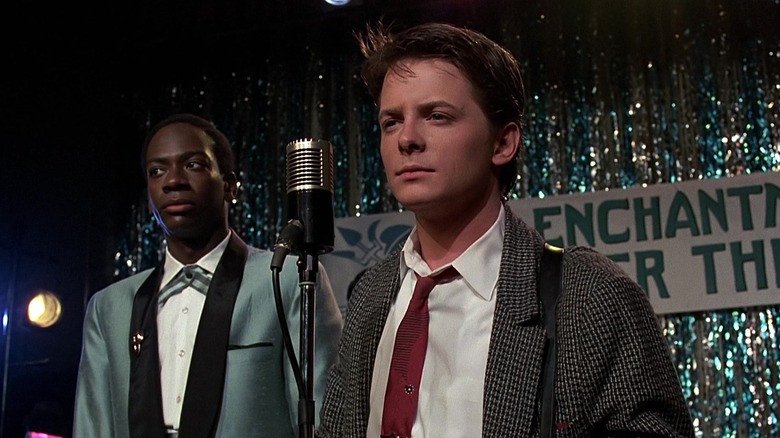 Marvin Berry et Marty McFly se tenaient devant un microphone à l'avenir à l'avenir