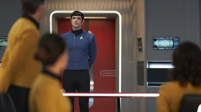 Ethan Peck comme Spock entrant dans le pont d'un vaisseau sur Star Trek: Discovery