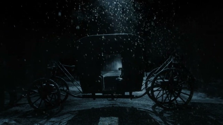 Une voiture enneigée inquiétante à Nosferatu