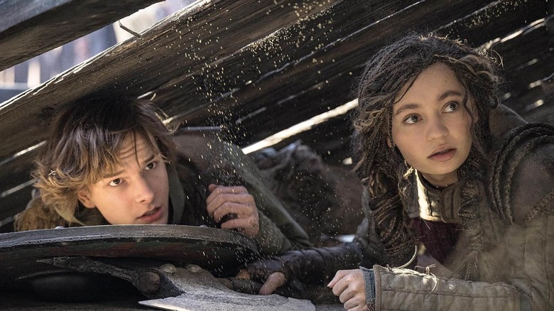 Hiccup et Astrid sous les lattes en bois dans How to Train Your Dragon 2025