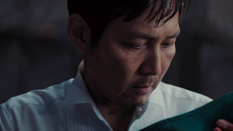 Jeu de calmar, gi-Hun tenant le bébé joueur 222