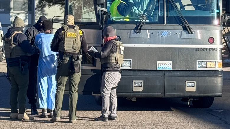 Agents de glace déplaçant les gens dans un bus