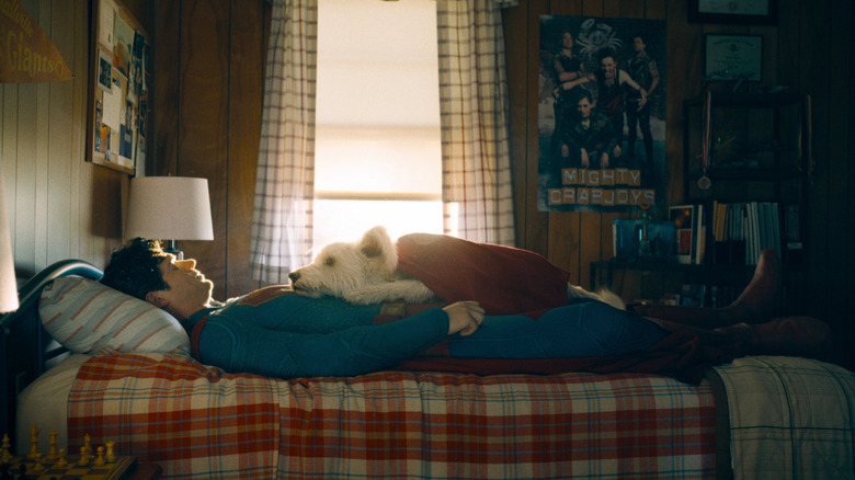 David Corenswet en tant que Superman dormant dans son lit avec Krypto à Superman (2025)