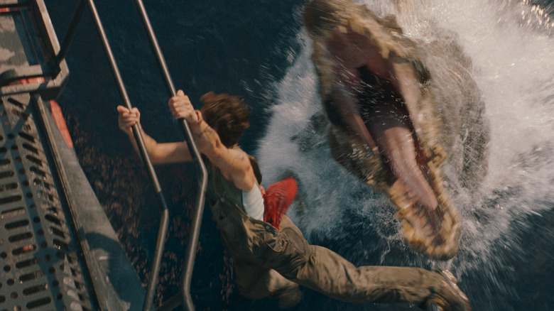 Philippine Vege en tant que Nina s'accrochant au côté d'un bateau alors qu'un Spinosaurus attaque de l'eau dans Jurassic World Rebirth