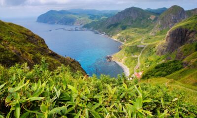 `` Île flottante des fleurs '' du Japon, offre une vue magnifique sur des Alpes côtières époustouflantes