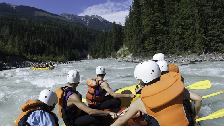 Un groupe rafting une rivière de montagne
