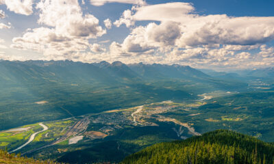Cette ville de montagne moins connue est cachée au milieu des célèbres parcs nationaux du Canada