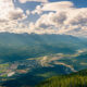 Cette ville de montagne moins connue est cachée au milieu des célèbres parcs nationaux du Canada