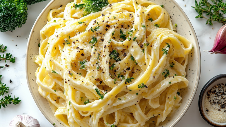 Grande assiette de glucides complexes de pâtes