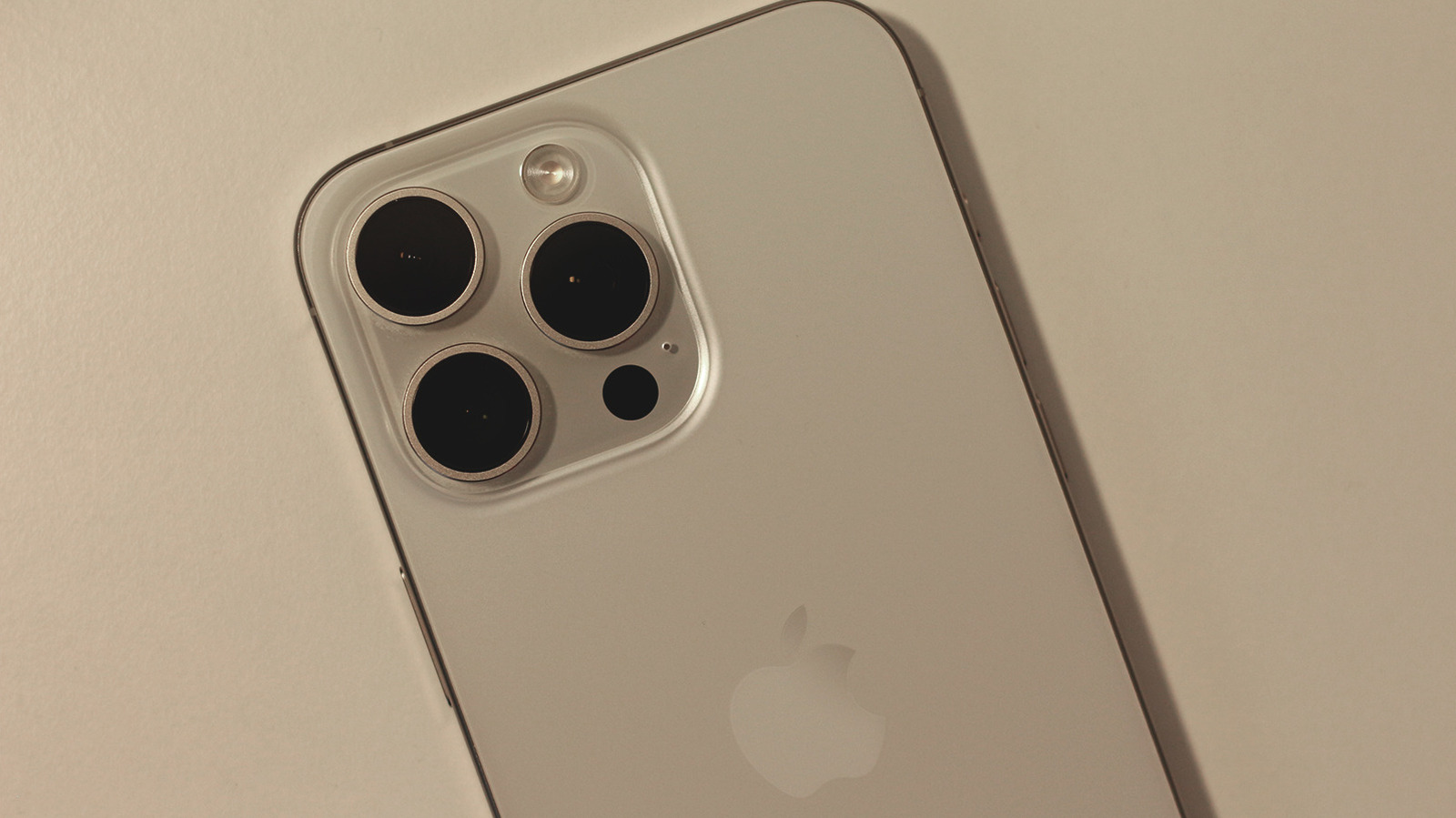 À quoi sert le petit trou à côté des lentilles de la caméra iPhone?