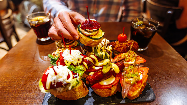 Un homme aime une assiette colorée de raps