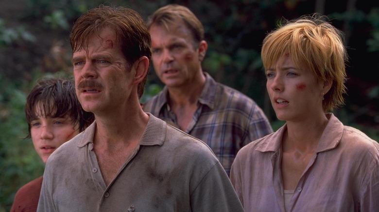 La famille Kirby et le Dr Grant se tenaient ensemble dans Jurassic World Rebirth