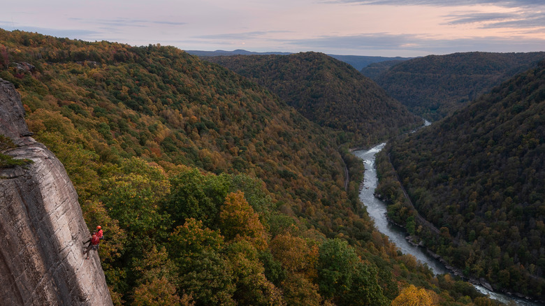 Un grimpeur de roche dans le parc national de New River Gorge