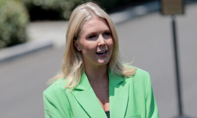 La tentative de Karoline Leavitt de jazz dans son style obsolète est une miss monochrome