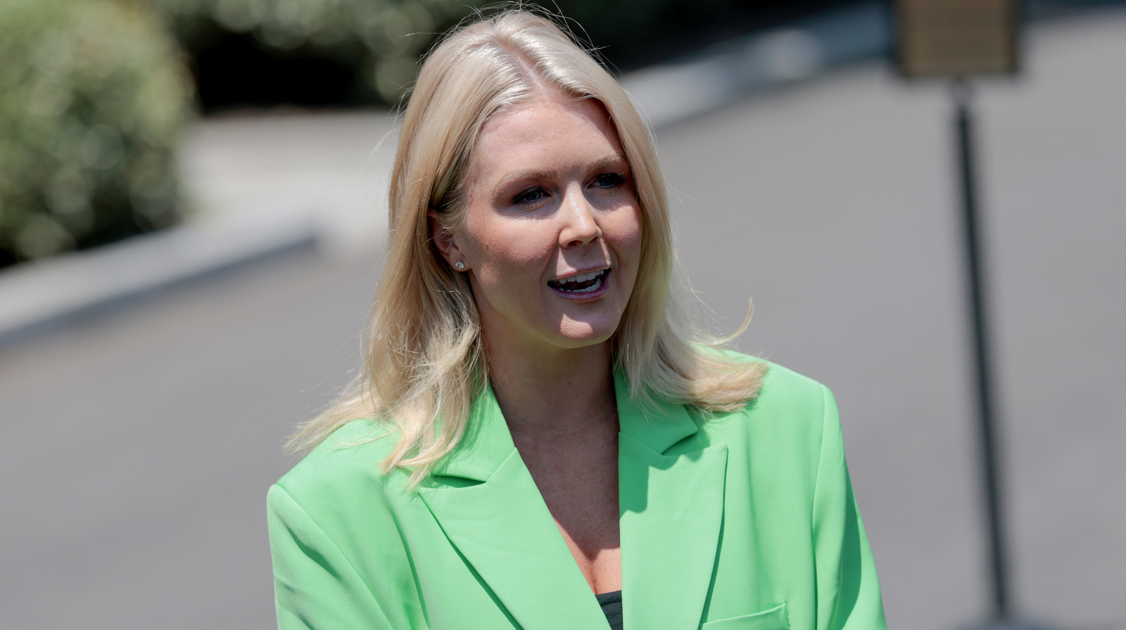 La tentative de Karoline Leavitt de jazz dans son style obsolète est une miss monochrome