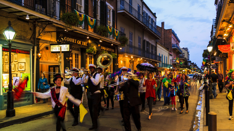 Jazz Band Walking a vaincu les rues de NOLA
