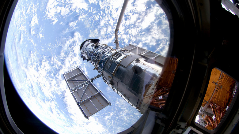 Le télescope Hubble en orbite au-dessus de l'atmosphère