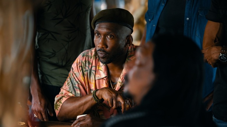 Kincard écoute attentivement dans Jurassic World Rebirth