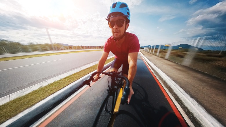 L'homme à vélo rapidement sur la route