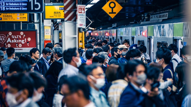 Un arrêt de métro occupé à Tokyo plein de navetteurs