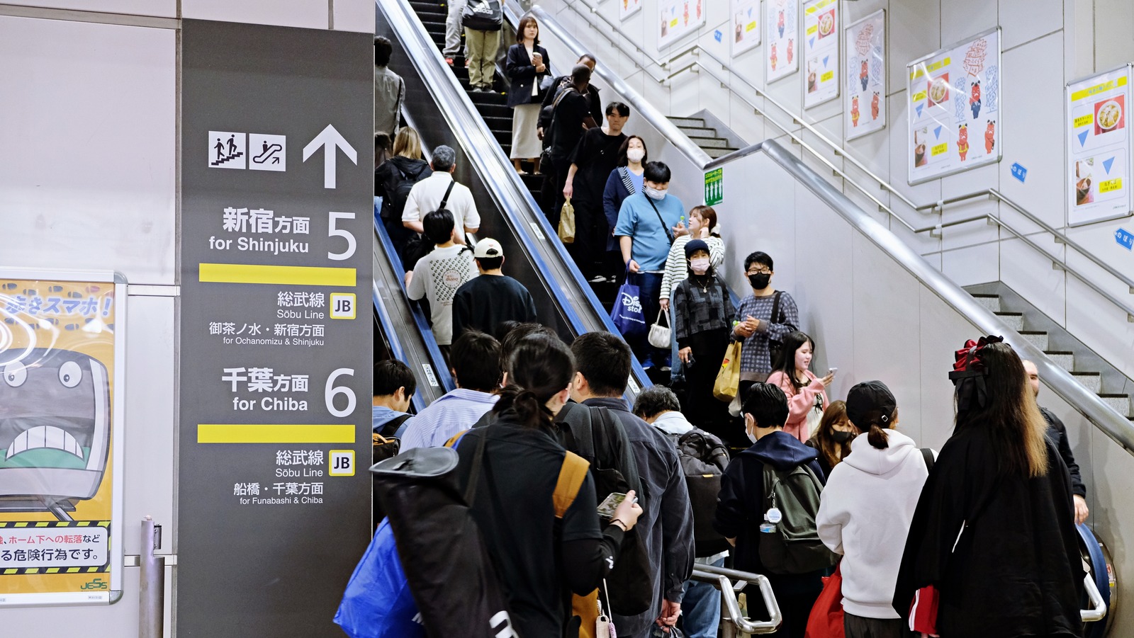 La règle d'étiquette des escaliers mécaniques tacite au Japon les touristes devraient savoir avant de visiter