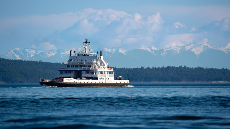 un ferry en Colombie-Britannique entre les îles avec des montagnes derrière