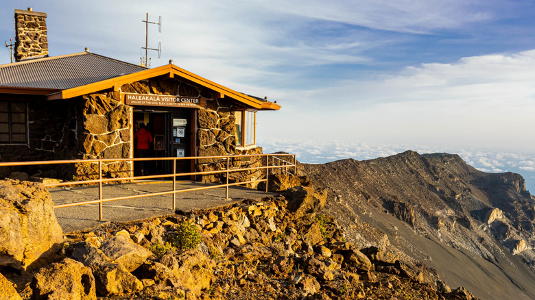 Bâtiment en pierre sur le bord de Rocky Ridge