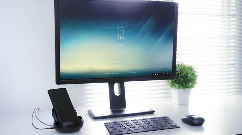 Téléphone Samsung connecté à un écran externe