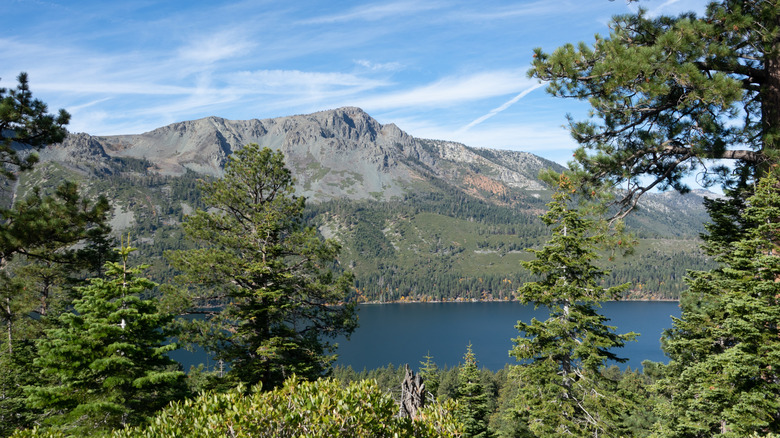 Vue sur le lac et la montagne depuis Angora Ridge Trail en Californie