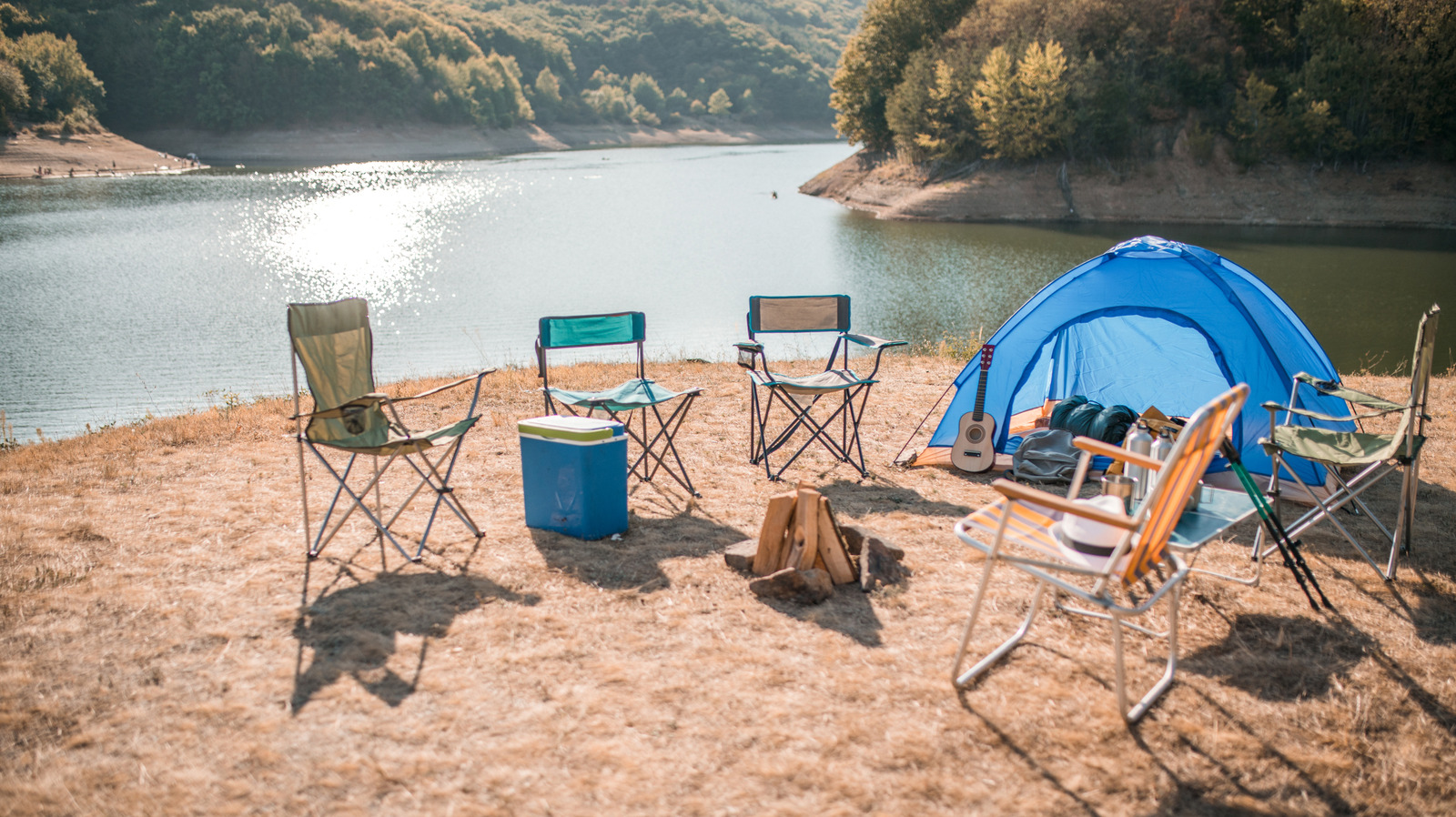 Un lac pittoresque à l'extérieur de San Diego offre une évasion de camping panoramique avec un plaisir extérieur