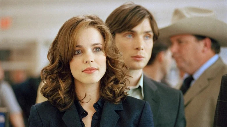 Rachel McAdams comme Lisa Reisert attend en ligne devant Cillian Murphy en tant que Jackson Rippner à Red Eye