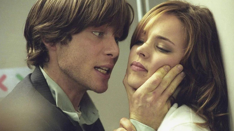 Cillian Murphy en tant que Jackson Rippner tient Rachel McAdams comme Lisa Reisert contre un mur à Red Eye